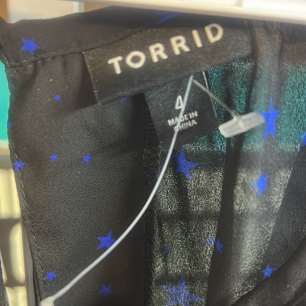 Torrid Women’s Georgette Cold Shoulder Keyhole Neck Black Blue Stars Size 4 - Picture 6 of 7